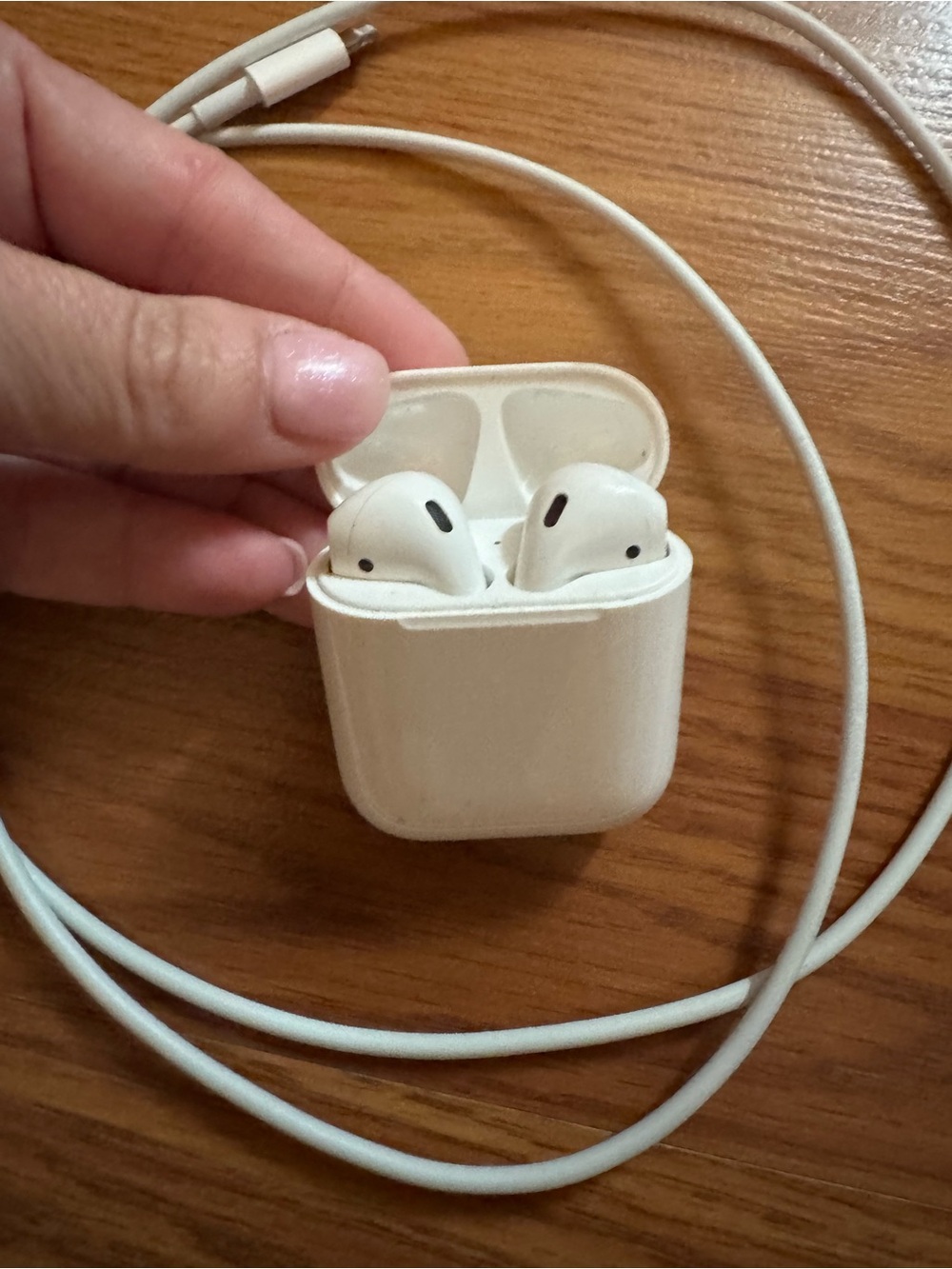 Apple Airpods (2nd Generation) with Charging Case/Cable